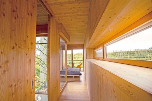 Pokój z drewnianymi ścianami i dużym oknem w obiekcie Eco Bio Agriturismo La Bella Vite - Camere Con Vigna w mieście Carpeneto