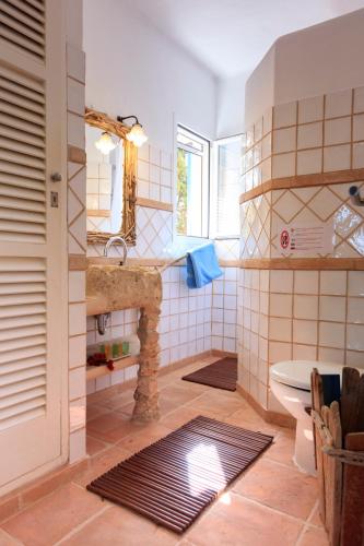 a bathroom with a sink and a toilet at Casa Made in China in Es Pujols