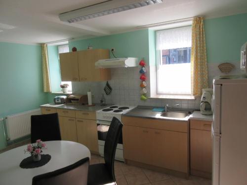Η κουζίνα ή μικρή κουζίνα στο Ferienwohnung Rogge (Stendal)