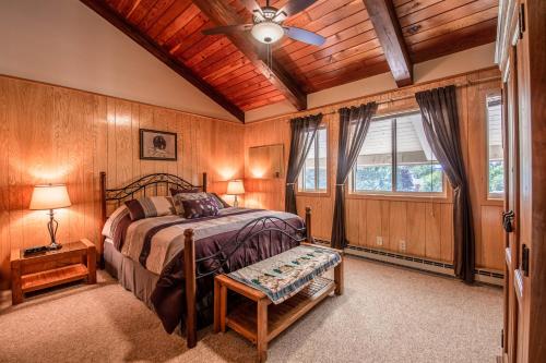 a bedroom with a bed and a ceiling fan at Condo Del Sol 210 in Sandpoint