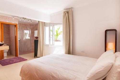ein Schlafzimmer mit großem Bett und ein Badezimmer in der Unterkunft Terrazas del Mar Villa on the beach Sea Terrace Wifi free Golf Ecological house in La Garita