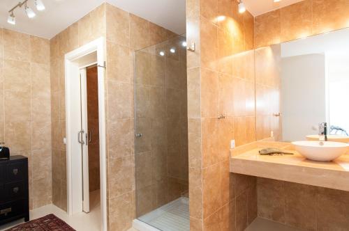 ein Badezimmer mit Waschbecken und Dusche in der Unterkunft Terrazas del Mar Villa on the beach Sea Terrace Wifi free Golf Ecological house in La Garita