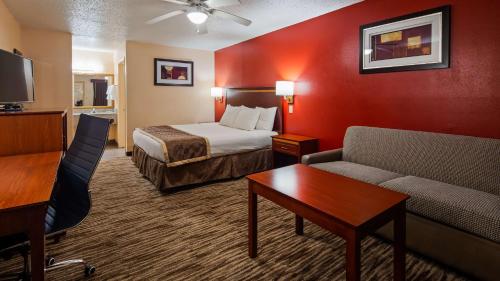 Ένα ή περισσότερα κρεβάτια σε δωμάτιο στο Best Western Executive Inn