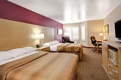 Ramada Limited and Suites San Francisco Airport tesisinde bir odada yatak veya yataklar