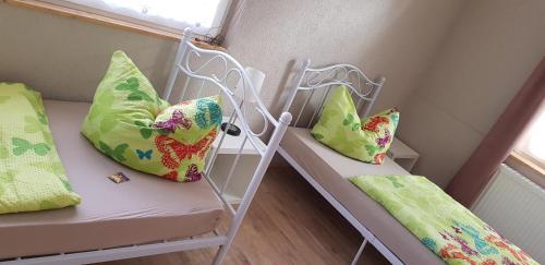 a room with a bench with pillows and a window at Bed and Breakfast Zeulenroda in Zeulenroda