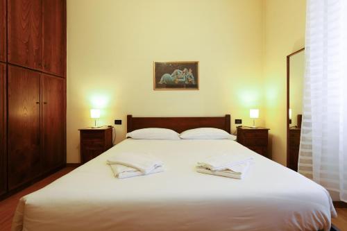 1 dormitorio con 1 cama blanca grande y 2 almohadas en PrimoPiano - Ciardi, en Milán