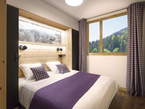Un dormitorio con una cama grande y una ventana en Résidence L'Altaviva, en Les Boisses