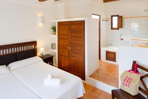 a bedroom with a bed and a bathroom at Can Noves - Villa de 3 Suites in Sant Francesc Xavier