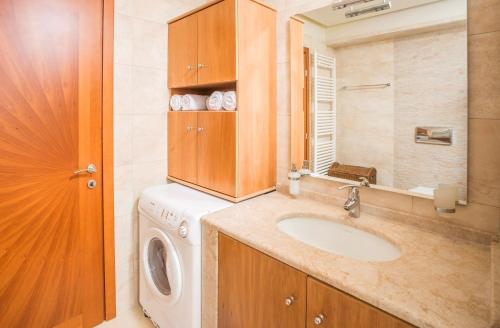 Un baño de Antico Rosso Villa