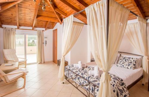 Una cama o camas en una habitación de Antico Rosso Villa