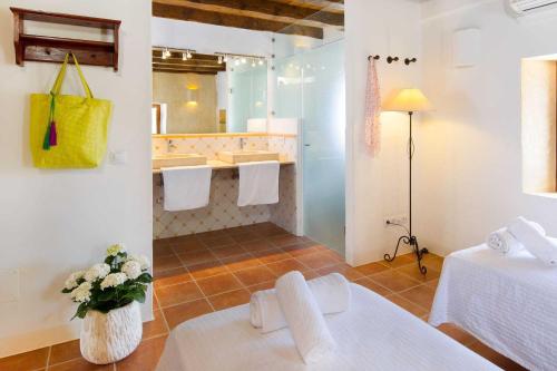 Habitación de hotel con cama y baño en Can Noves - Villa de 2 suites, en Sant Francesc Xavier