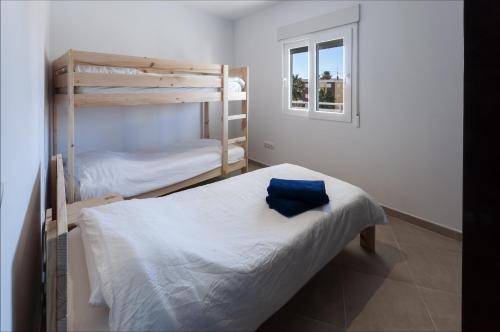 1 dormitorio con 2 literas y ventana en Sea Pearl, en Daimuz