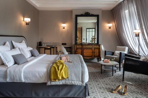 sypialnia z dużym łóżkiem i salonem w obiekcie Lenox Montparnasse w Paryżu