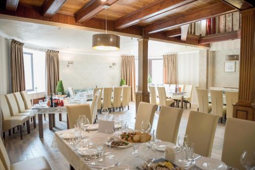 a large dining room with tables and chairs at Geneva Hotel 800 метрів від McDonald's, тримісні та чотиримісні номери, діти до 16р безкоштовно in Ternopilʼ