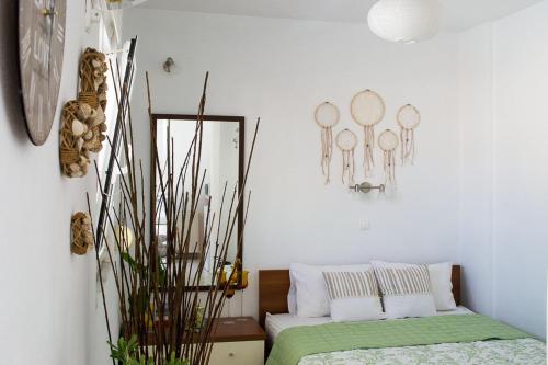 un soggiorno con specchio e letto di INSPIRATION Guestroom with Amazing Roof Garden ad Atene