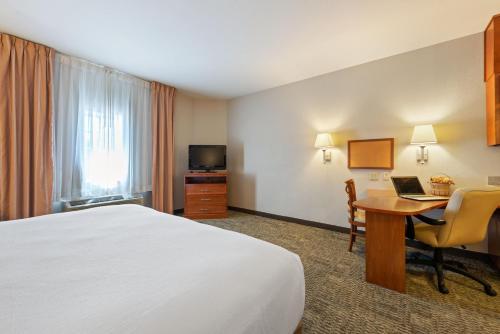 Televisyen dan/atau pusat hiburan di Extended Stay America Suites - Houston - IAH Airport