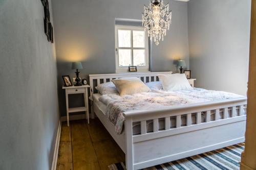 A bed or beds in a room at Ferienhaus am Fluss. Baubiologisch renoviert.