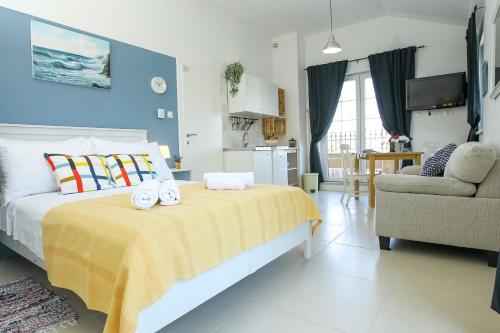 ein Schlafzimmer mit einem Bett mit einer gelben Decke in der Unterkunft Rougemarin Apartments in Biograd na Moru