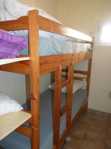 un groupe de lits superposés dans une pièce dans l'établissement Appartement T2 Cabine, Les Balcons de la Méditerranée, Narbonne Plage, à Narbonne-Plage