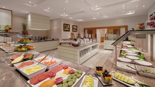 ein Buffet mit vielen verschiedenen Speisen in der Unterkunft Steigenberger Hotel and Resort Camp de Mar in Camp de Mar