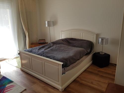 Ένα ή περισσότερα κρεβάτια σε δωμάτιο στο 70m² Zweiraumwohnung am Spreewaldradweg in Cottbus