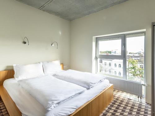 Cama grande en habitación con ventana en VacationClub - Sand Hotel Apartament 409, en Kołobrzeg