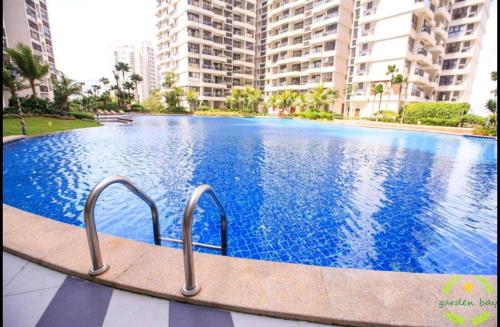 une grande piscine dans une ville avec de grands bâtiments dans l'établissement °Garden Bay°country garden danga bay JOHOR, à Johor Bahru