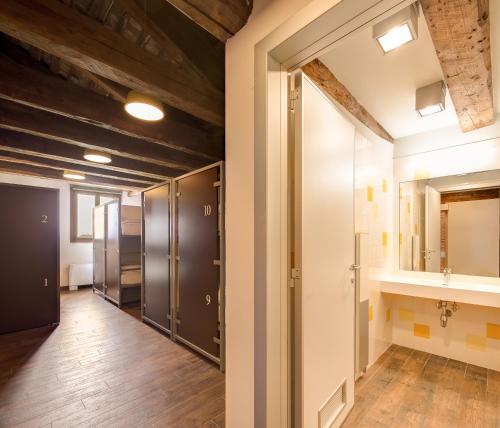 A bathroom at Generator Venice