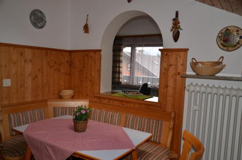 uma sala de jantar com uma mesa com uma toalha de mesa rosa em Ferienwohnung Steinhauser em Klais