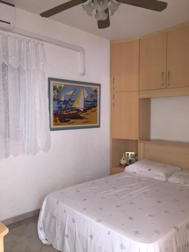 Ein Bett oder Betten in einem Zimmer der Unterkunft Guarujá Enseada 8 lugares a meia quadra da praia