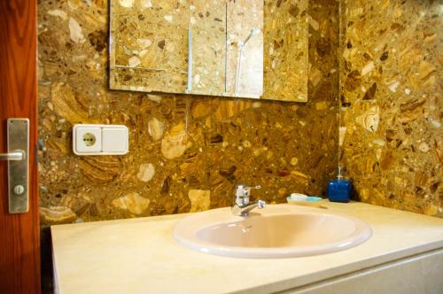 een badkamer met een wastafel en een spiegel bij Villa La Concha in Playa Honda