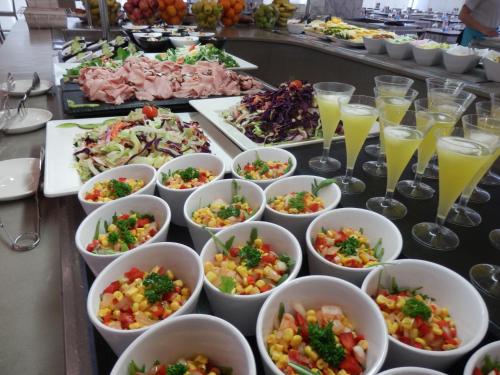 a buffet with many dishes of food and drinks at Oleander in Playa de Palma