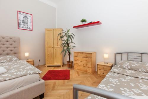 Кровать или кровати в номере Old Town Home Prague