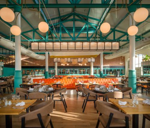 Un restaurante o sitio para comer en Ocean el Faro Resort - All Inclusive
