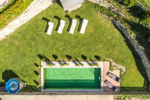 an overhead view of a yard with a swimming pool at XL Appartements Steinhaus in Cadipietra
