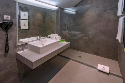 y baño con lavabo y espejo. en Apartments Playa de Castelldefels, en Castelldefels