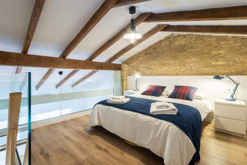 - une chambre avec un lit et un mur en briques dans l'établissement ANELSA Apmts DESCUBRE VALENCIA Y SU PLAYA, à Valence