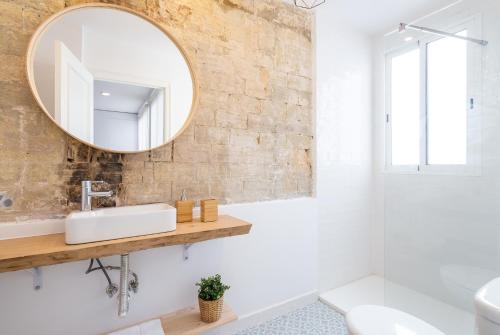 a bathroom with a sink and a mirror at ANELSA Apmts DESCUBRE VALENCIA Y SU PLAYA in Valencia