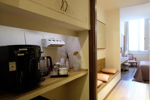 eine Küche mit einer Kaffeemaschine auf der Theke in der Unterkunft Soggiorno Arcobaleno in Florenz
