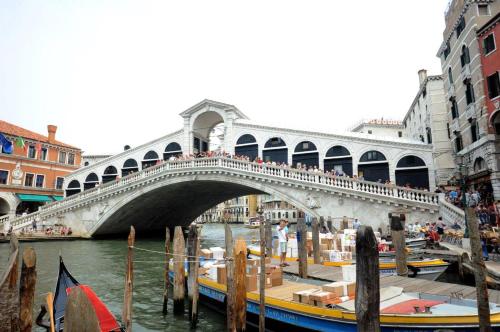 un puente sobre un río con un montón de gente en él en San Marco Luxury Studio, en Venecia