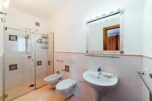 un bagno con lavandino, WC e doccia di Loggetta19 a Ravello