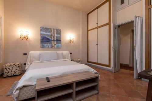 מיטה או מיטות בחדר ב-Camera Navigli con bagno privato