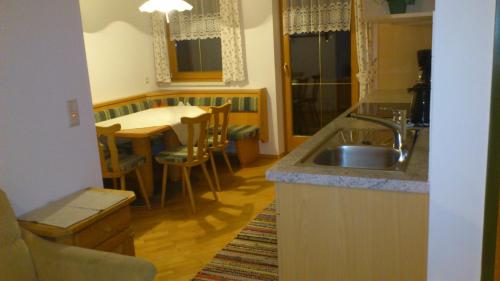 Ferienwohnungen Kröll tesisinde mutfak veya mini mutfak