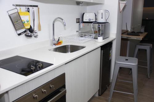 a kitchen with a sink and a counter top at Apartamento de Lujo. Frente Mall Plaza in Antofagasta