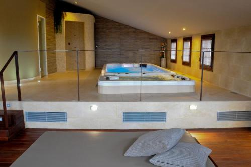 um quarto amplo com uma banheira de hidromassagem numa casa em Cal Barber em Botarell