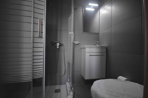 Kylpyhuone majoituspaikassa AVR Airport Deluxe Suites 4