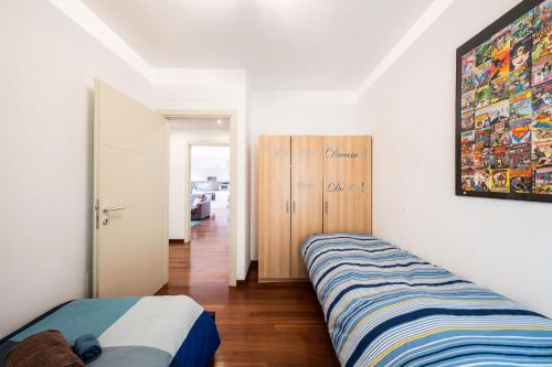 una camera con due letti e un corridoio di Oasi a Bergamo