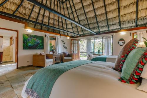 um quarto com uma cama grande num quarto em The Lodge at ChaaCreek em San Ignacio