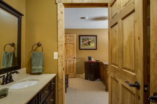Ванна кімната в Snake River Roadhouse by KABINO Air Conditioning WiFi Bar Below Pool Table Shuffleboard Yummy Food
