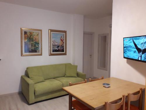 En tv och/eller ett underhållningssystem på Appartamento al mare Lorella